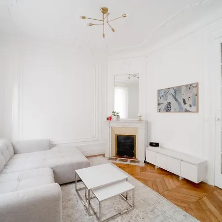 Joli Tour Eiffel 2 & Balcon Apartment *